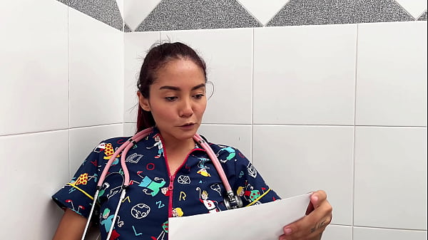 Doctoras pervertidas se comen el culo de su paciente homosexual y les da una sorpresa-PARTE 1