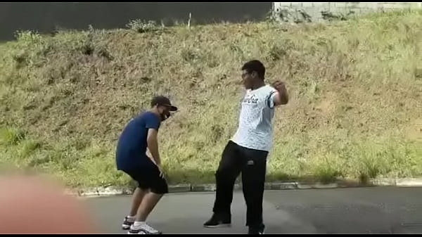 Negão rebolando na pica do branco dptado
