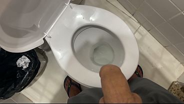 Rapaz Mijando no Banheiro Público Rio de Janeiro