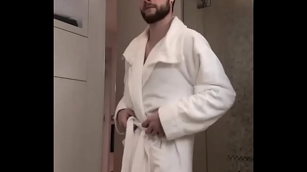 Réveil en douceur… ou tu veux que je te mette au défi de me rejoindre sous cette robe de chambre ?  Rien à c…