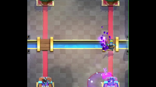 Destruindo bunda de gay no clash